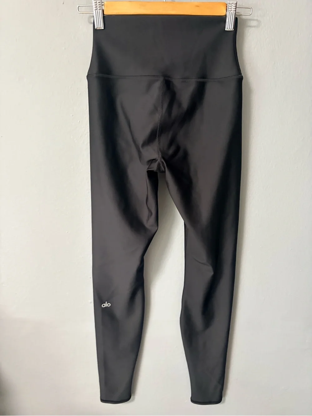 ALO High-Waist Airlift Legging in Black. Size Small